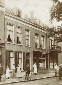 710849 Foto van enkele panden in de Wagenstraat met centraal de zaak van A. Hoonhout, Scheren en Haarsnijden, ...
